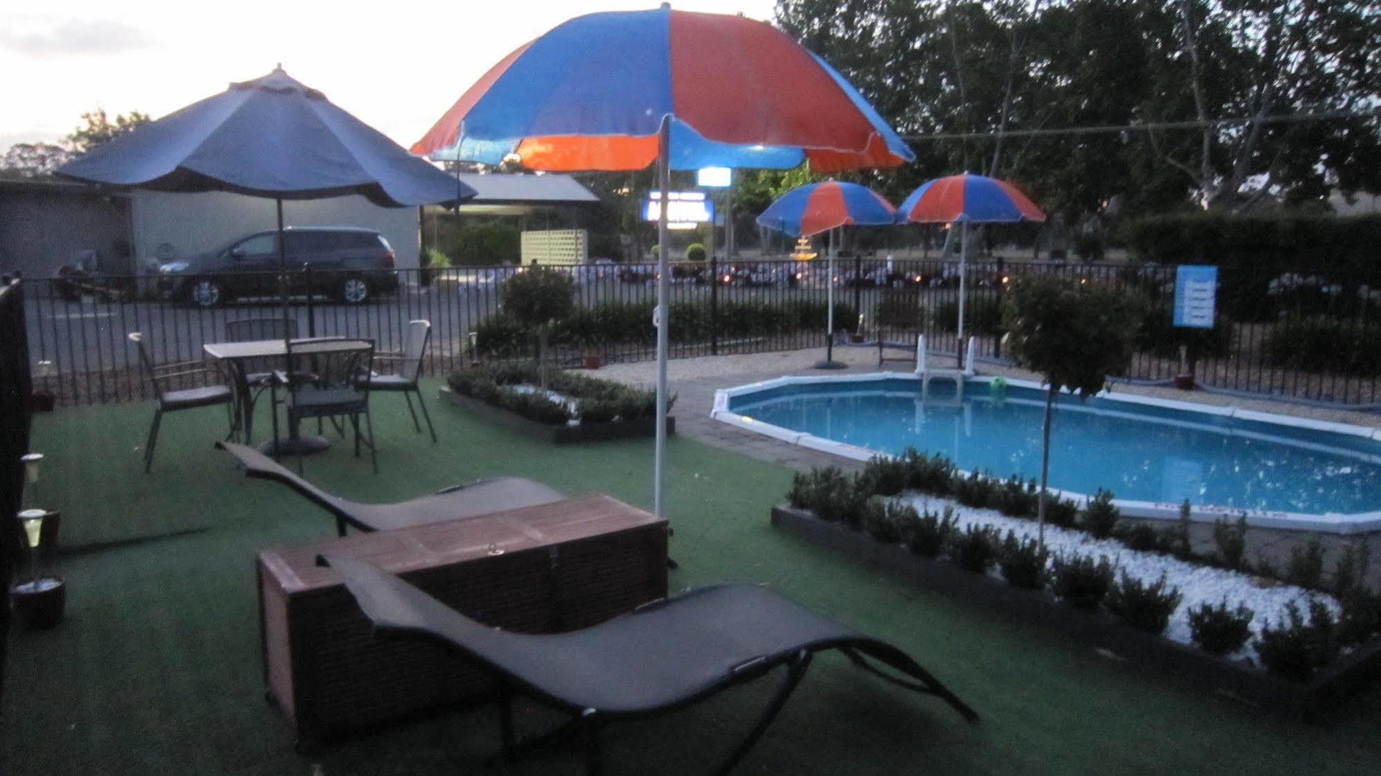 Castle Creek Motor Inn Эероа Экстерьер фото
